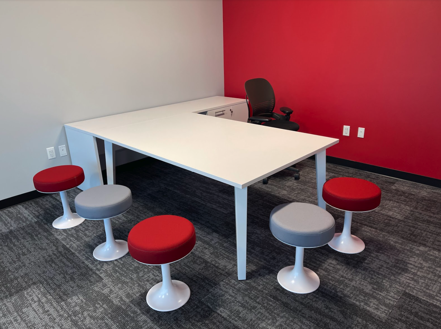 KUL  l-shaped desk with stools